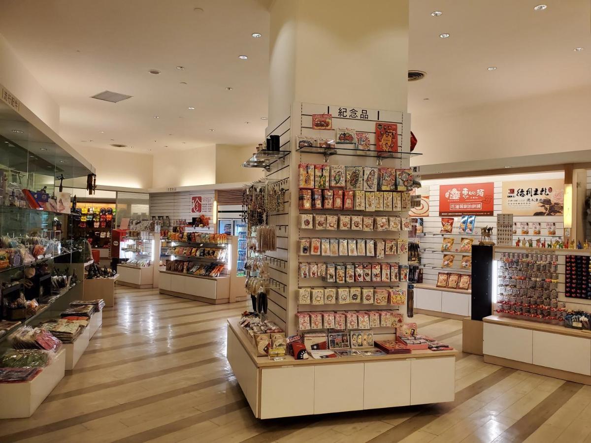 Parkview Hotels & Resorts Città di Hualien Esterno foto The interior of a typical duty-free shop at Changi Airport, Singapore