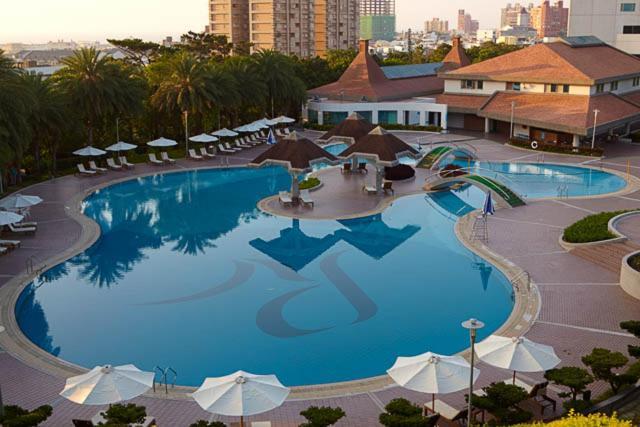 Parkview Hotels & Resorts Città di Hualien Esterno foto The pool at the Royal Thai Country Club
